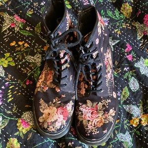 Dr Martens Womens Black 11821 Floral 8 Eye Canvas Boots